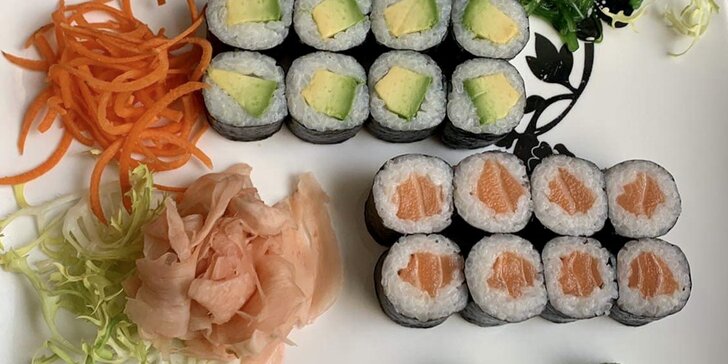 Pestrobarevné sushi: 24–50 ks s avokádem, lososem, krevetami i krabem