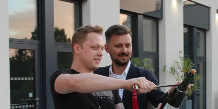 Art-degustace pro 1 či 2 osoby: zážitkový večer s malováním a ochutnávkou 6 vzorků vín