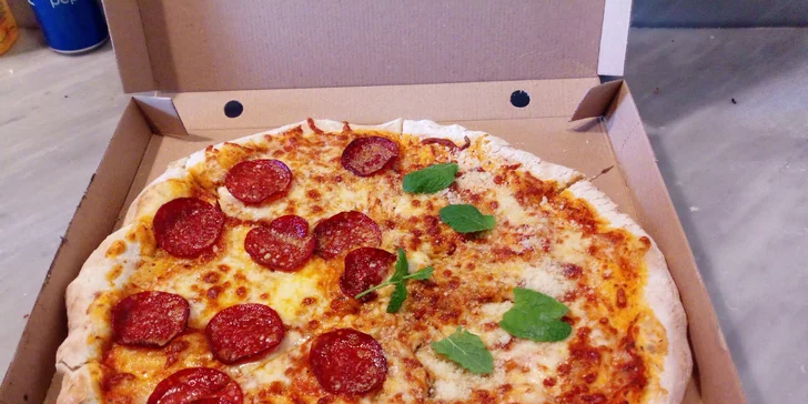 Dvě pizzy dle výběru o průměru 33 cm: varianty s rajčatovým i smetanovým základem