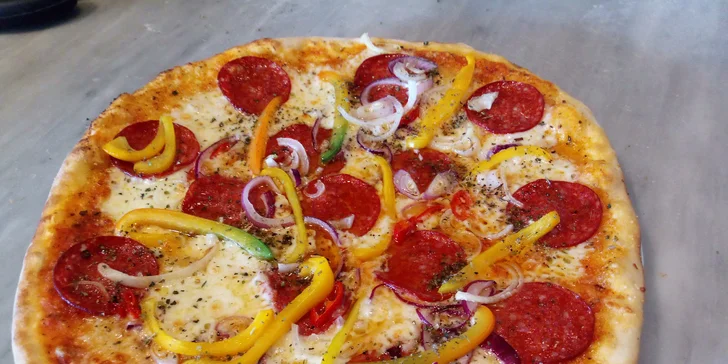 Dvě pizzy dle výběru o průměru 33 cm: varianty s rajčatovým i smetanovým základem