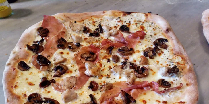 Dvě pizzy dle výběru o průměru 33 cm: varianty s rajčatovým i smetanovým základem