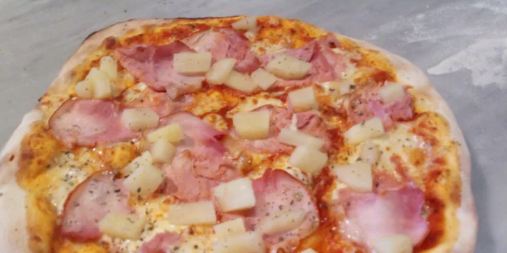 Dvě pizzy dle výběru o průměru 33 cm: varianty s rajčatovým i smetanovým základem