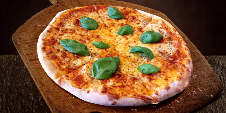 Dvě pizzy dle výběru o průměru 33 cm: varianty s rajčatovým i smetanovým základem