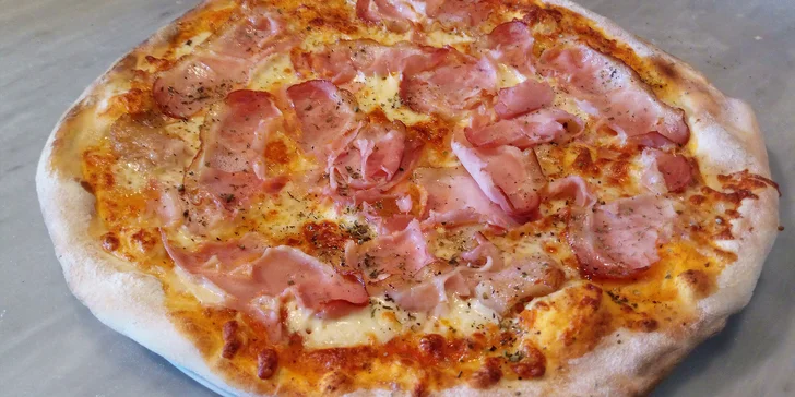 Dvě pizzy dle výběru o průměru 33 cm: varianty s rajčatovým i smetanovým základem