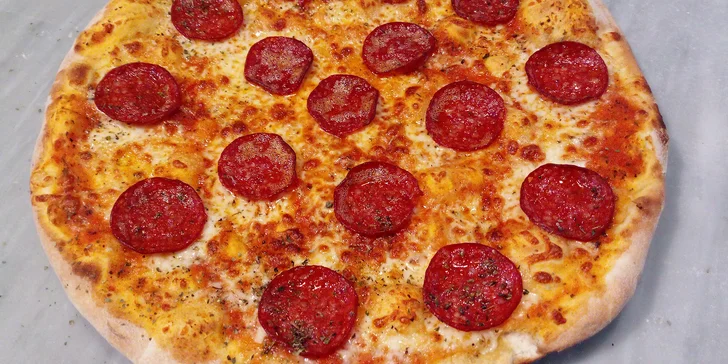 Dvě pizzy dle výběru o průměru 33 cm: varianty s rajčatovým i smetanovým základem