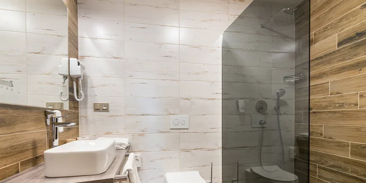 Pobyt kousek od Brněnské přehrady: snídaně i 2hod. vstupy do wellness s venkovním bazénem
