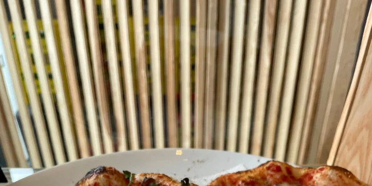 Pizza dle výběru o průměru 20 či 33 cm: Diavola, Hawai i Quatro formaggi a další druhy