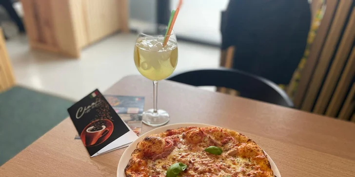 Pizza dle výběru o průměru 20 či 33 cm: Diavola, Hawai i Quatro formaggi a další druhy