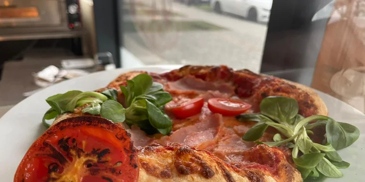 Pizza dle výběru o průměru 20 či 33 cm: Diavola, Hawai i Quatro formaggi a další druhy