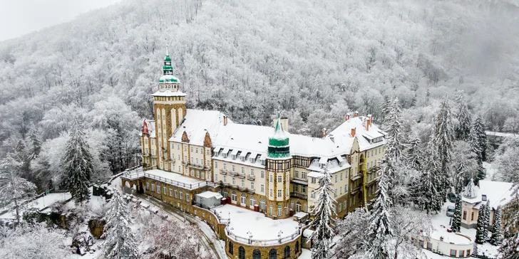 Luxusní pobyt na zámku: neomezený wellness, polopenze, sleva na masáže, kousek od Miškovce