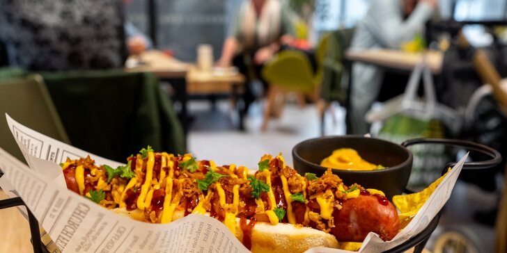 Hot dog maxi gigant s davelskou klobásou a nachos pro 1 či 2 osoby