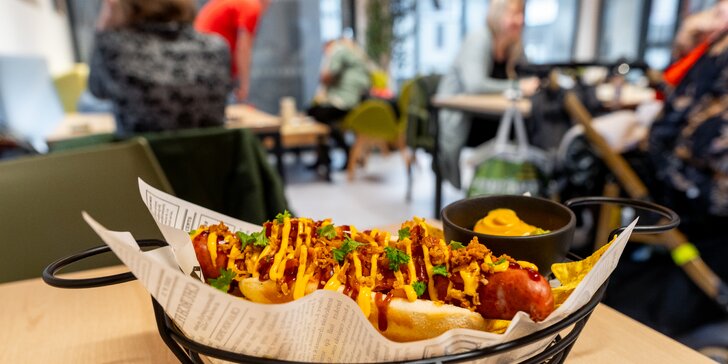 Hot dog maxi gigant s davelskou klobásou a nachos pro 1 či 2 osoby