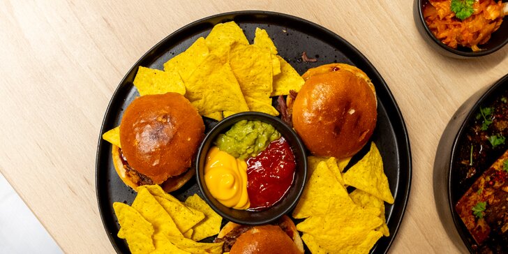 Jumbo talíř pro 2–4 osoby: slider burgery, žebra, nachos a mnoho dalšího