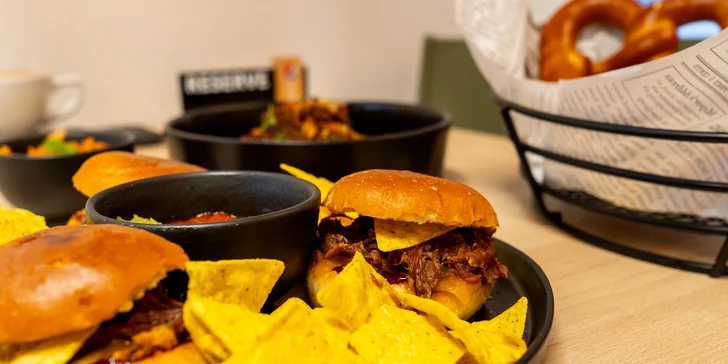 Jumbo talíř pro 2–4 osoby: slider burgery, žebra, nachos a mnoho dalšího