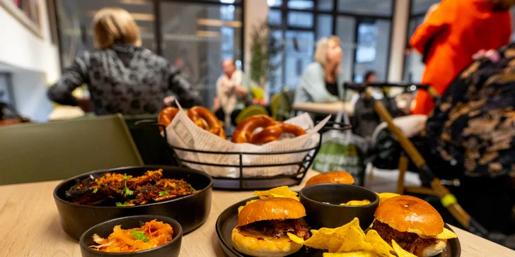 Jumbo talíř pro 2–4 osoby: slider burgery, žebra, nachos a mnoho dalšího