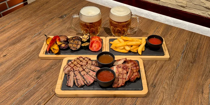 Ochutnávka grilu v centru Karlových Varů s pivem pro dva: steak ze svíčkové i krkovice, zelenina, hranolky