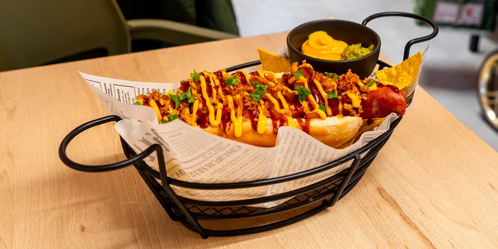 Hot dog maxi gigant s davelskou klobásou a nachos pro 1 či 2 osoby