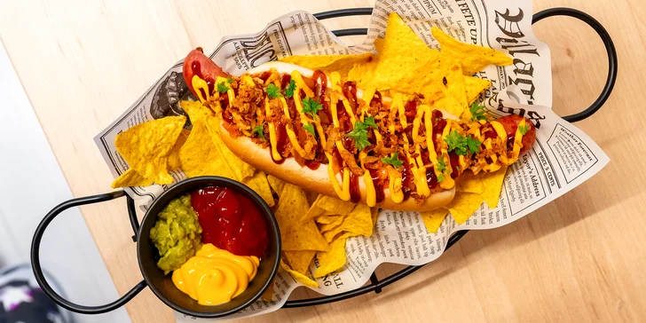 Hot dog maxi gigant s davelskou klobásou a nachos pro 1 či 2 osoby