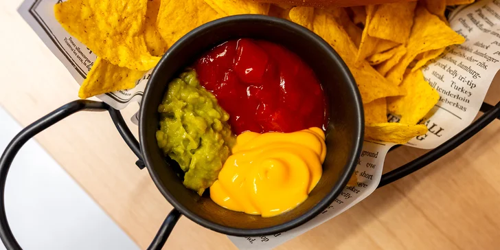 Hot dog maxi gigant s davelskou klobásou a nachos pro 1 či 2 osoby