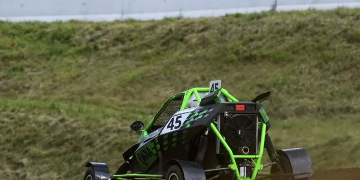 Jízda v závodní buggy na profesionálním okruhu pro jednotlivce i dvojice