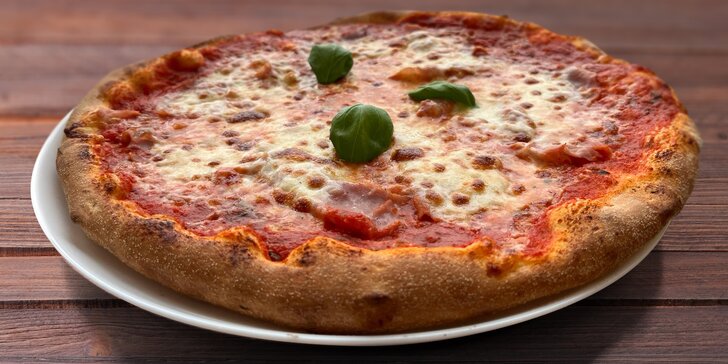 Pizza dle výběru o průměru 20 či 33 cm: Diavola, Hawai i Quatro formaggi a další druhy