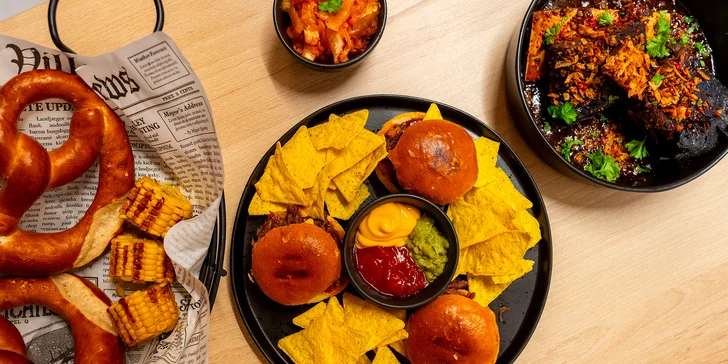 Jumbo talíř pro 2–4 osoby: slider burgery, žebra, nachos a mnoho dalšího