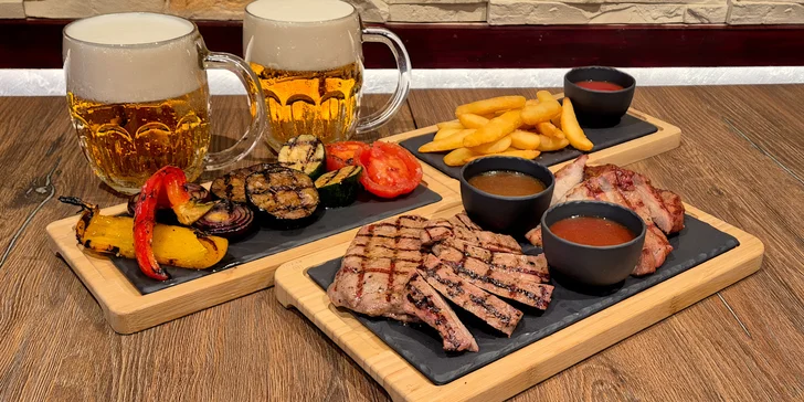 Ochutnávka grilu v centru Karlových Varů s pivem pro dva: steak ze svíčkové i krkovice, zelenina, hranolky