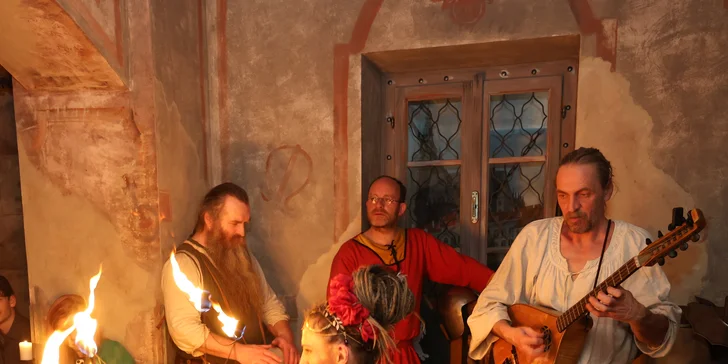 Sobotní středověká show, čtyřchodové menu s neomezená konzumace nápojů pro 1 až 4 osoby