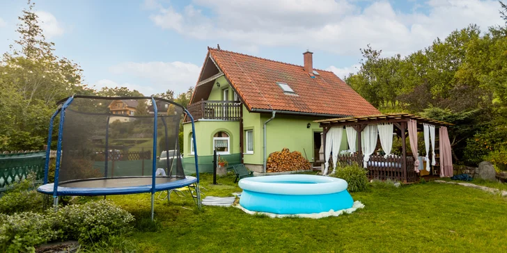 Pronájem chaty v Krásném Lese na Karlovarsku: vířivka, až 10 osob, 2 až 7 nocí, zahrada s trampolínou