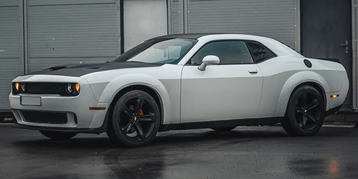 Brutální Dodge Challenger SRT Wide Body: spolujízda, řízení či pronájem