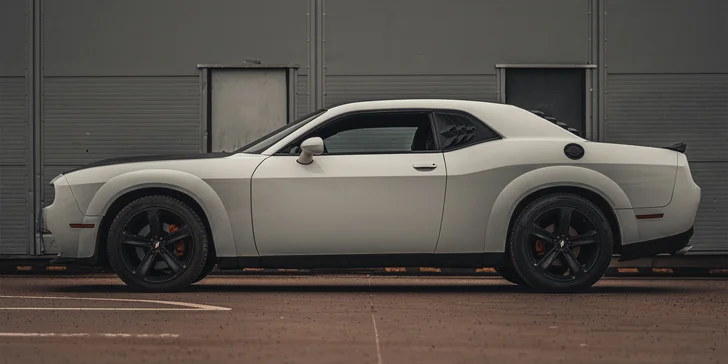 Brutální Dodge Challenger SRT Wide Body: spolujízda, řízení či pronájem