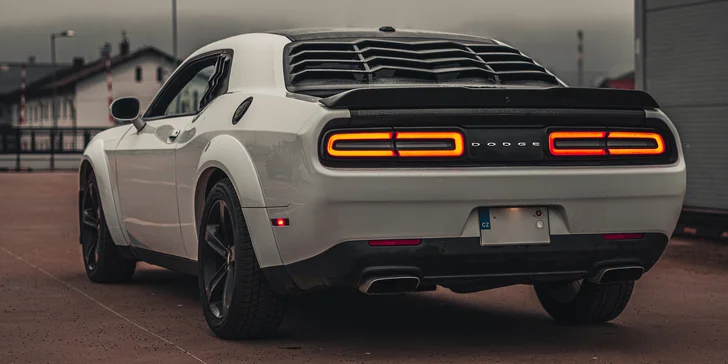 Brutální Dodge Challenger SRT Wide Body: spolujízda, řízení či pronájem
