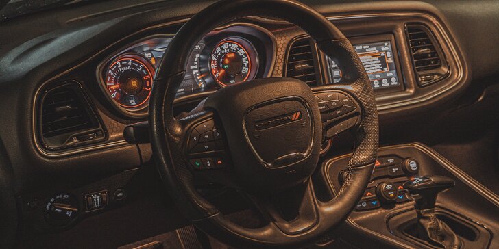 Brutální Dodge Challenger SRT Wide Body: spolujízda, řízení či pronájem