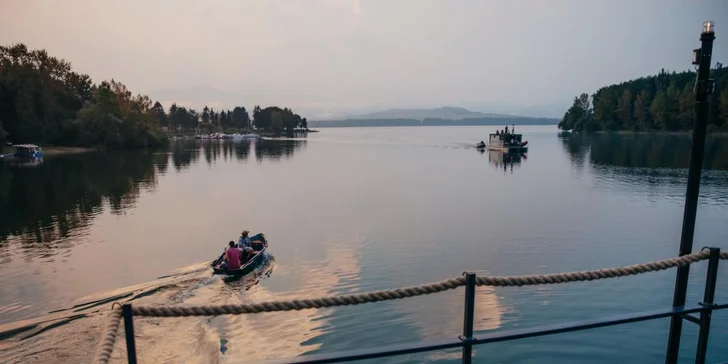 Romantika na vodě: houseboat na Liptovské Maře s privátní finskou saunou a horkou kádí