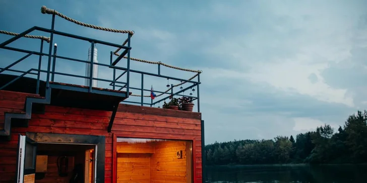 Romantika na vodě: houseboat na Liptovské Maře s privátní finskou saunou a horkou kádí