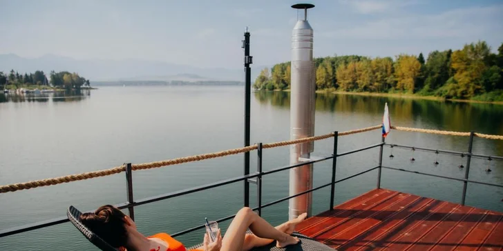 Romantika na vodě: houseboat na Liptovské Maře s privátní finskou saunou a horkou kádí