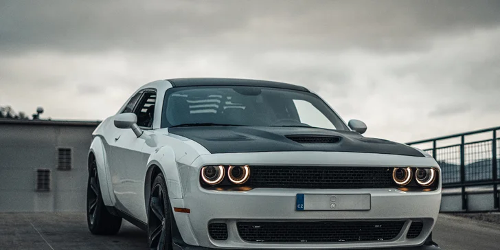 Brutální Dodge Challenger SRT Wide Body: spolujízda, řízení či pronájem