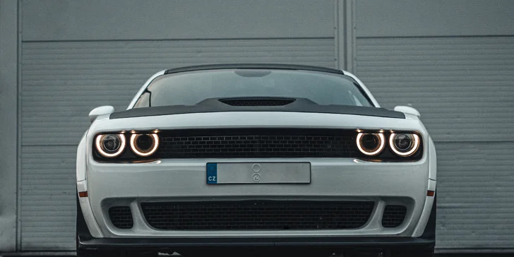 Brutální Dodge Challenger SRT Wide Body: spolujízda, řízení či pronájem
