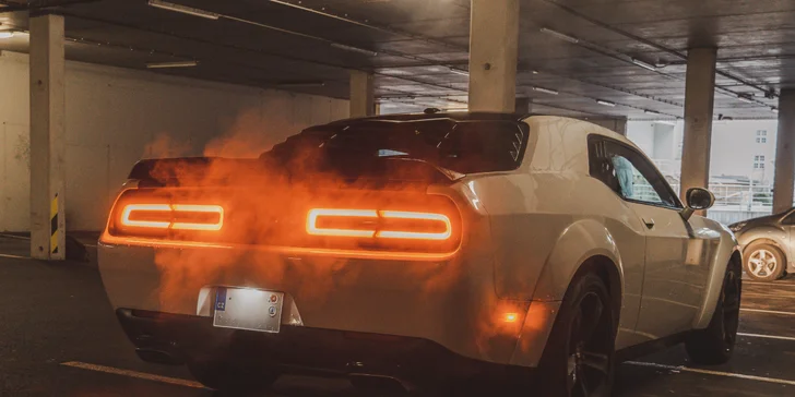 Brutální Dodge Challenger SRT Wide Body: spolujízda, řízení či pronájem