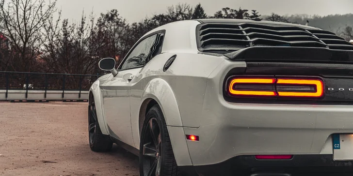 Brutální Dodge Challenger SRT Wide Body: spolujízda, řízení či pronájem