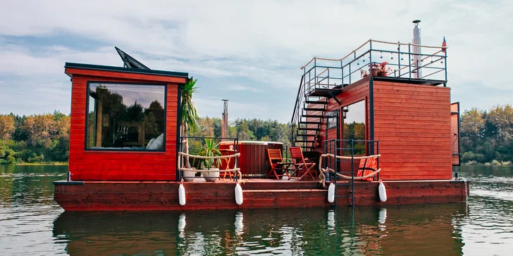 Romantika na vodě: houseboat na Liptovské Maře s privátní finskou saunou a horkou kádí