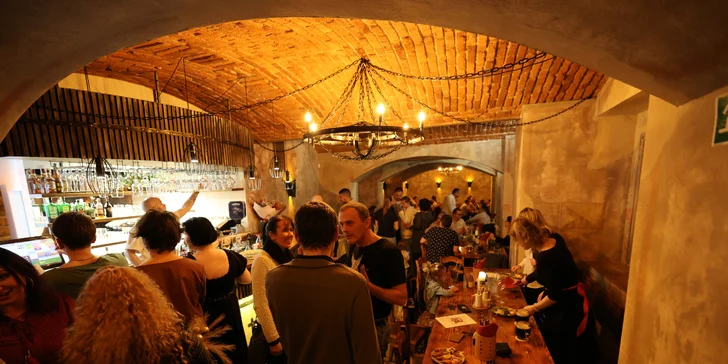 Sobotní středověká show, čtyřchodové menu s neomezená konzumace nápojů pro 1 až 4 osoby