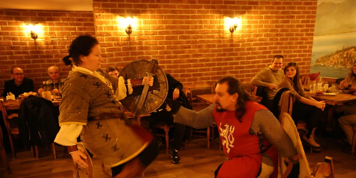 Sobotní středověká show, čtyřchodové menu s neomezená konzumace nápojů pro 1 až 4 osoby
