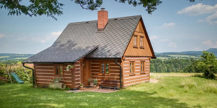 Stylová roubenka u Adršpachu až pro 8 osob: vybavená kuchyňka, kamna a výlety