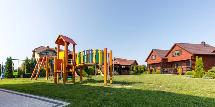Pohoda u Baltu pro partu či rodinu: vybavená chata nedaleko pláže až pro 10 osob