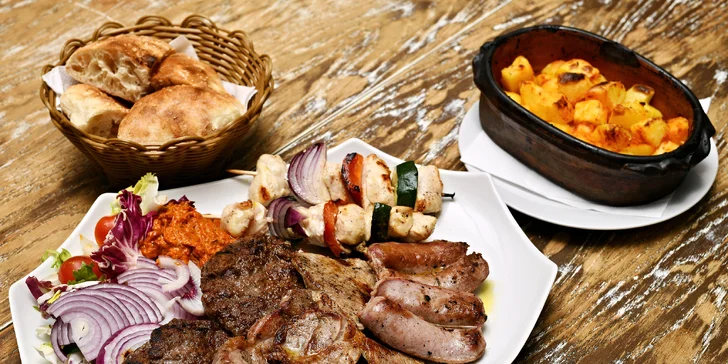 Pljeskavica, ražniči, krkovice, klobása a přílohy pro 2 osoby