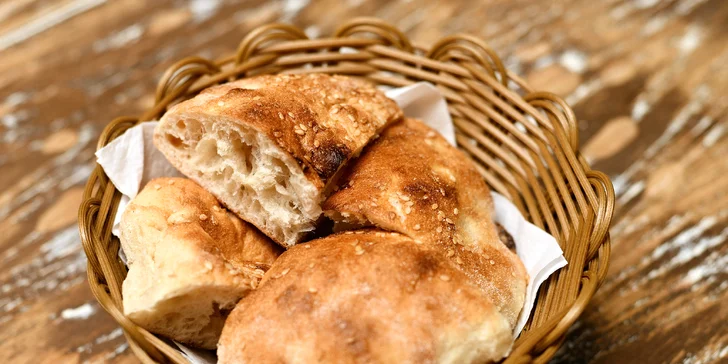 Pljeskavica, ražniči, krkovice, klobása a přílohy pro 2 osoby