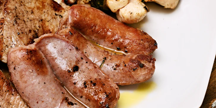 Pljeskavica, ražniči, krkovice, klobása a přílohy pro 2 osoby