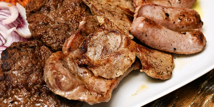 Pljeskavica, ražniči, krkovice, klobása a přílohy pro 2 osoby