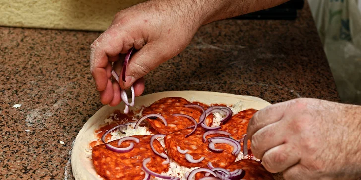 Jedna nebo dvě pizzy o průměru 32 cm podle výběru z 18 druhů, bez nutnosti rezervace